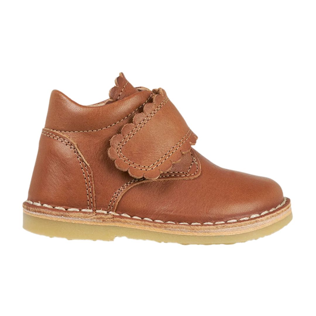 Petite bottine cognac avec fermeture velcro.