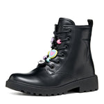Bottine noire avec breloques colorées sur les lacets. Zip aur le côté. Look fasion, inspiration bottes de combat.