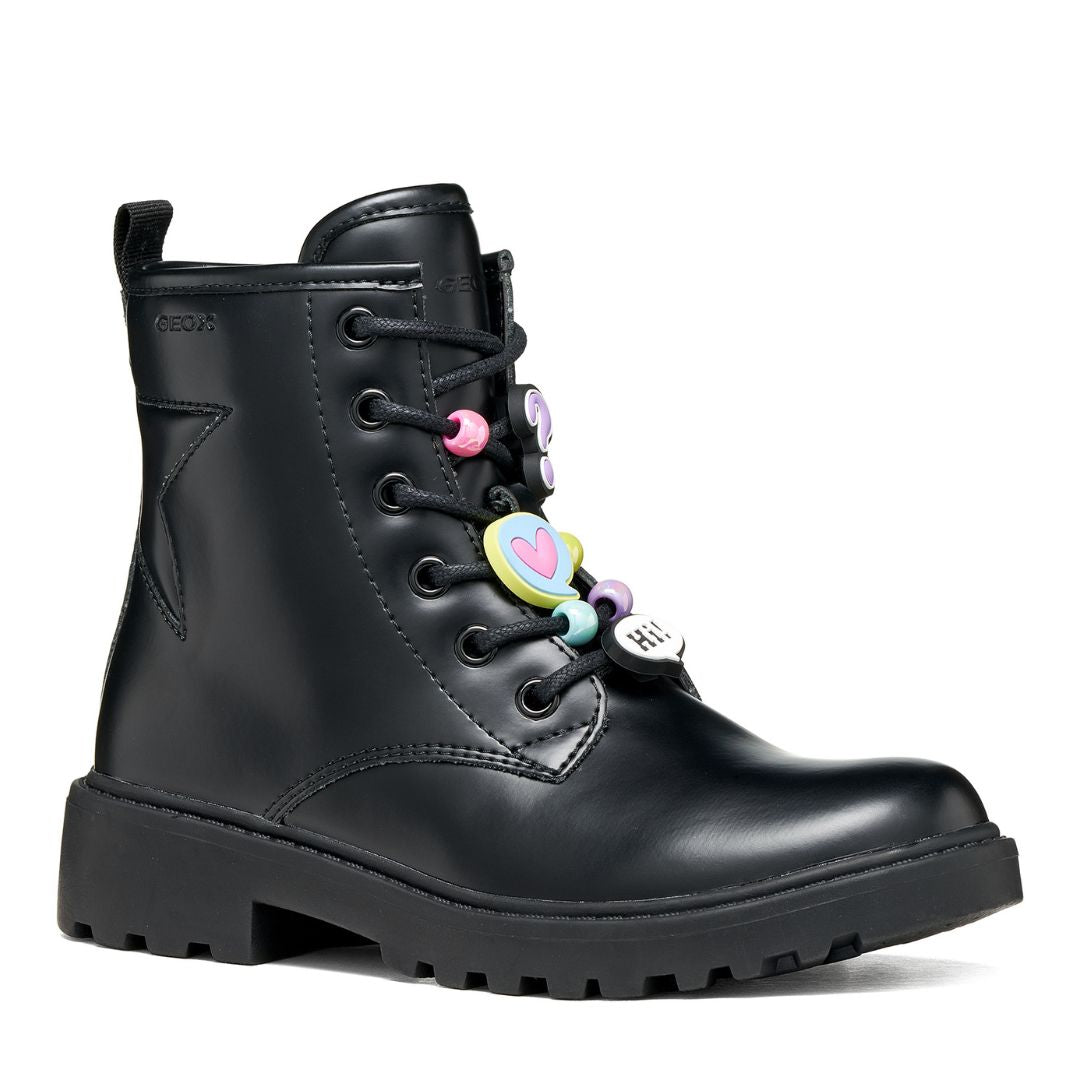 Bottine noire avec breloques colorées sur les lacets. Zip aur le côté. Look fashion.