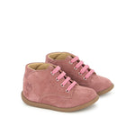 Bottine pour bébés Pom d'Api en cuir nubuck bleu jeans avec des lacets élastiques.