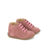 Bottine pour bébés Pom d'Api en cuir nubuck bleu jeans avec des lacets élastiques.