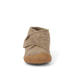 Chausson bébé premiers pas Froddo en laine beige, avec semelle souple antidérapante, bout renforcé et fermeture velcro.