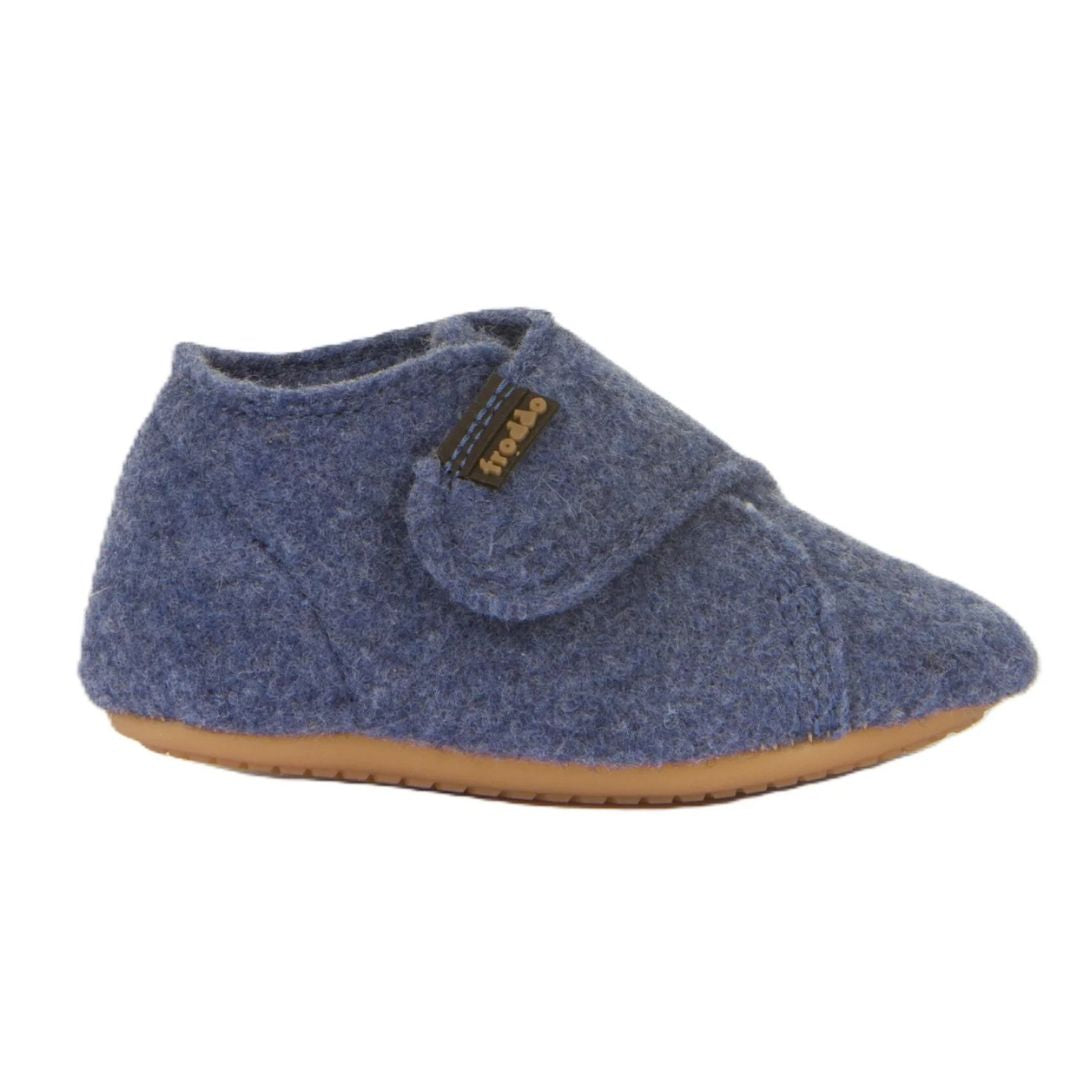 Chausson bébé Froddo en laine bleu foncé, avec une semelle souple antidérapante et un velcro pour un bon ajustement.