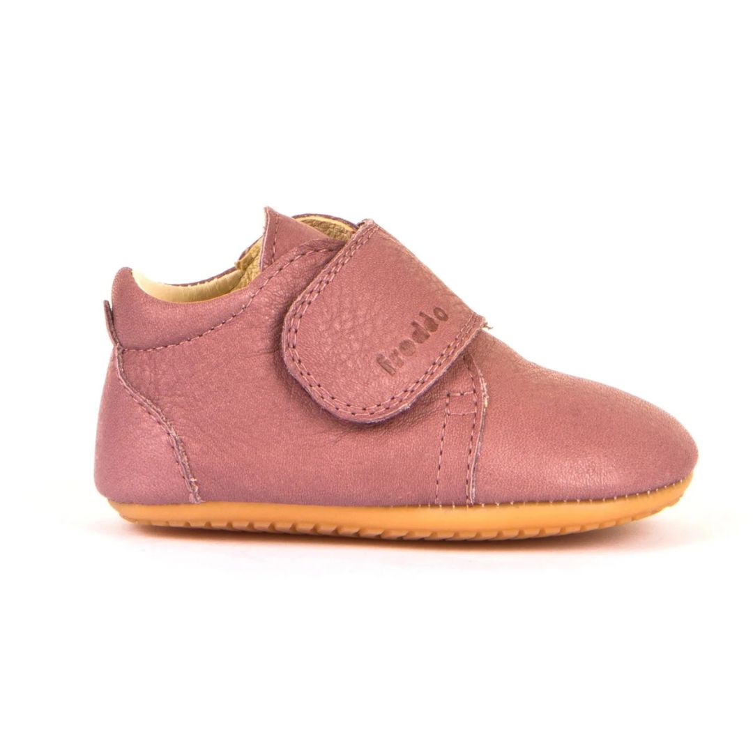 Chausson bébé premiers pas Froddo en cuir rose foncé, avec semelle souple antidérapante et fermeture velcro sur le dessus.