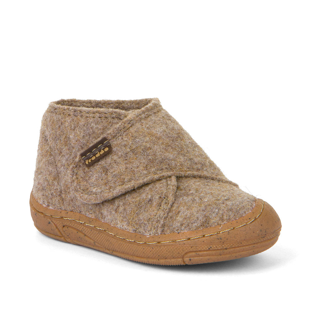 Chausson bébé premiers pas Froddo en laine beige, avec semelle souple antidérapante, bout renforcé et fermeture velcro.