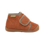Chausson en cor du roi marron, avec un velco, super confortable, facile à mettre, souple, parfait pour l'hiver, chaud, pour les bébés, pour les premiers pas