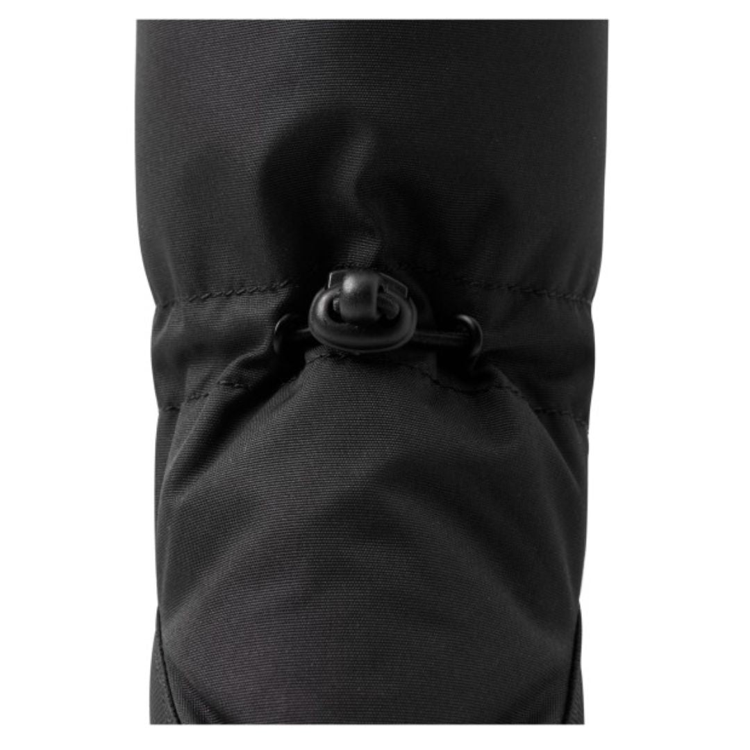 Booties d’hiver pour bébé en noir, avec élastiques ajustables.