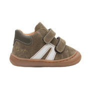 Chaussure premiers pas Babybotte en velour vert kaki, avec attaches velcros.