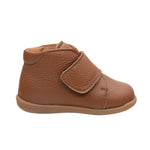 Chaussure pour bébé Babybotte en cuir cognac, avec une attache velcro.