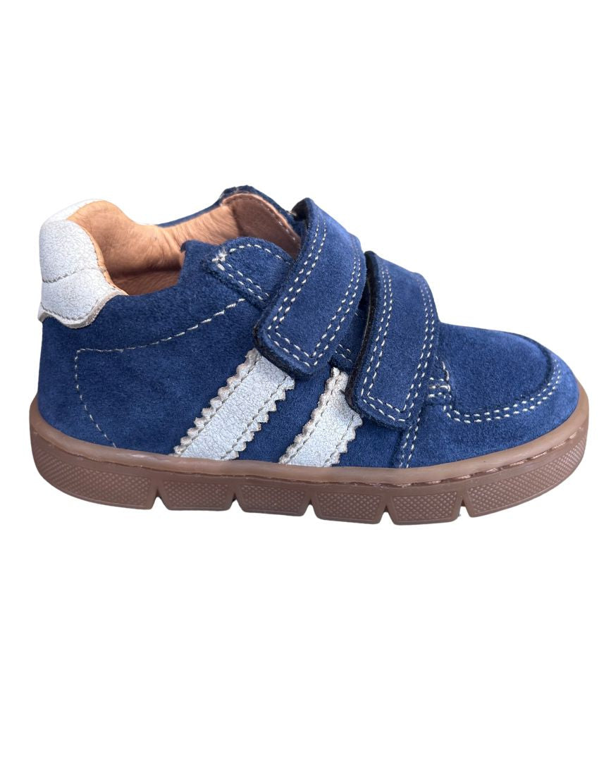 Chaussure pour bébé et enfant en en cuir doux marine avec deux lignes blanches sur le côté. Double velcro. 