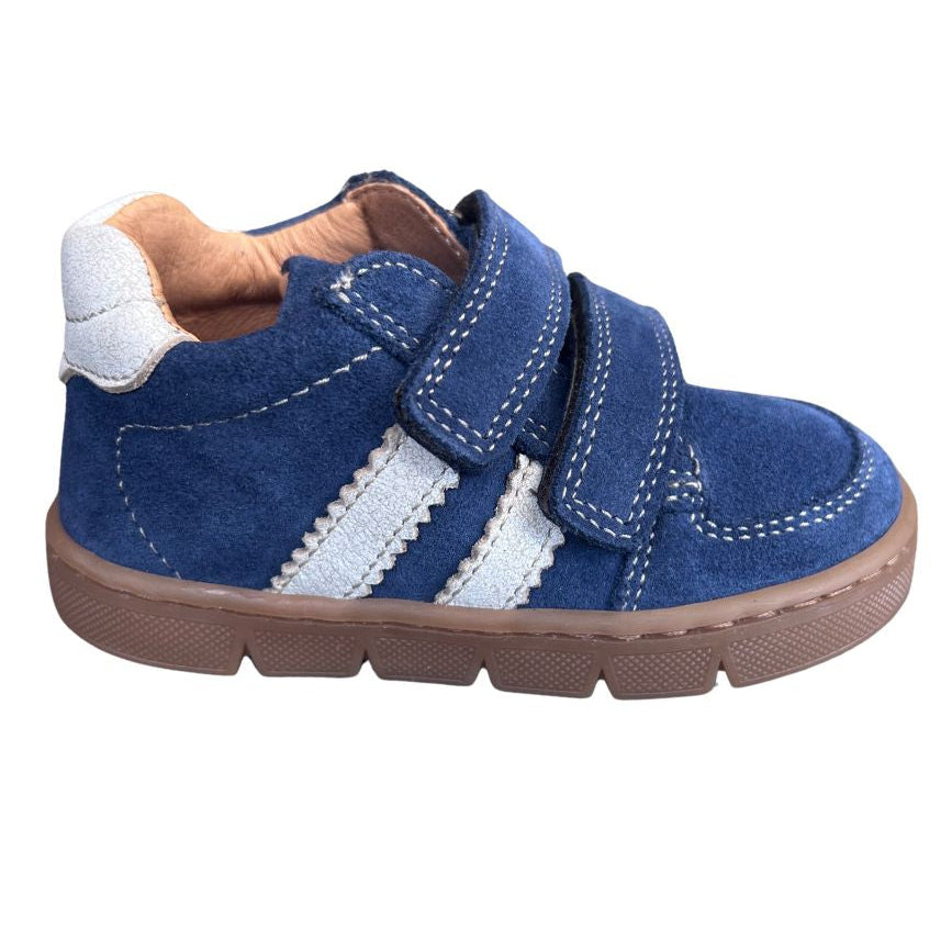 Chaussure pour bébé et enfant en en cuir doux marine avec deux lignes blanches sur le côté. Double velcro. 