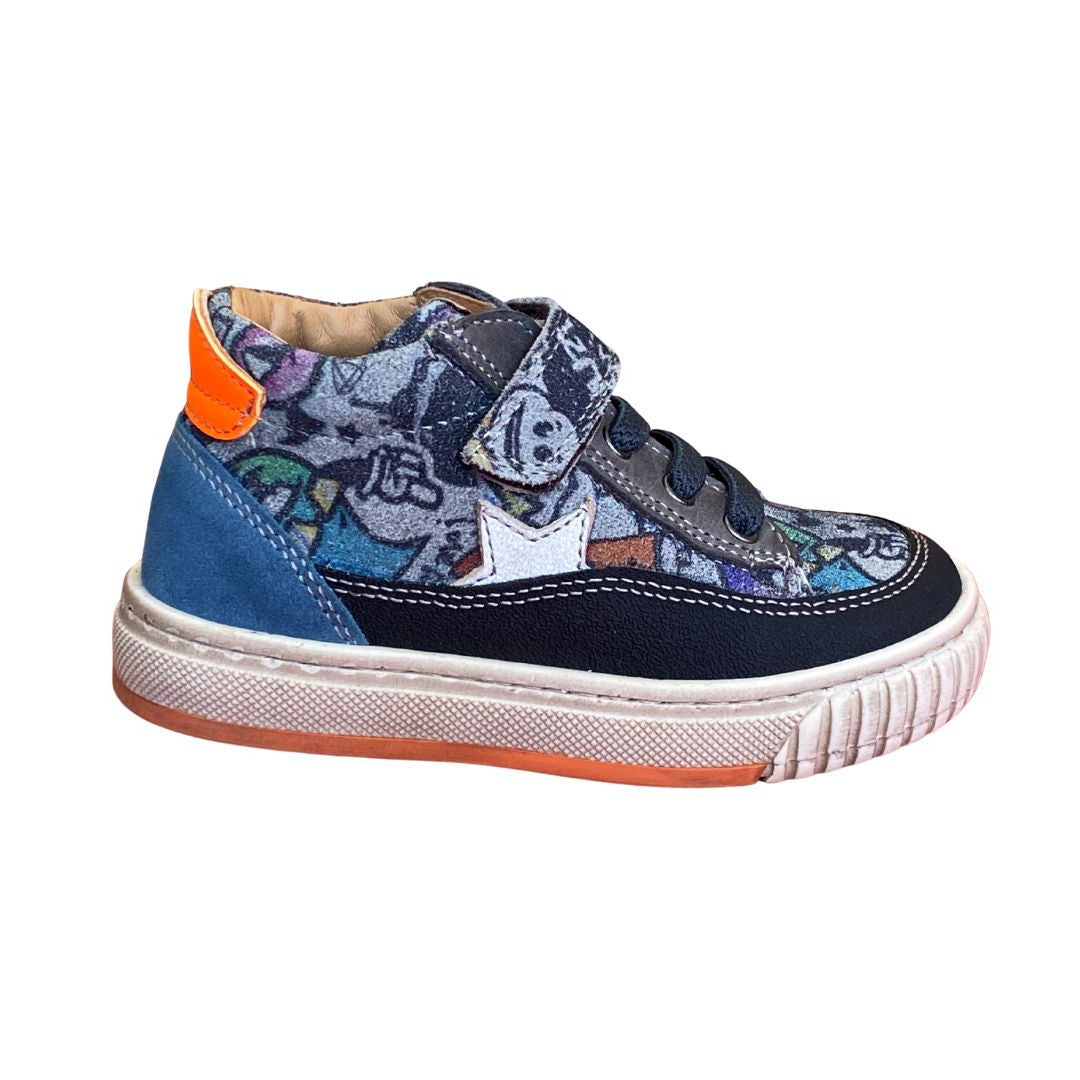Chaussure montante avec lacets et velcros, des motifs et une étoile sur le côté