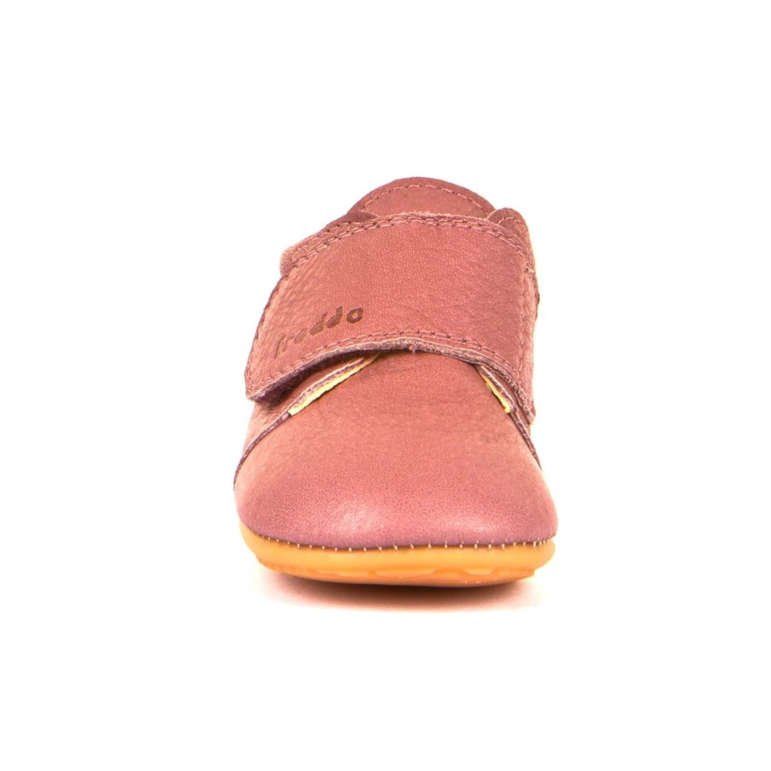 Chausson bébé premiers pas Froddo en cuir rose foncé, avec semelle souple antidérapante et fermeture velcro sur le dessus.