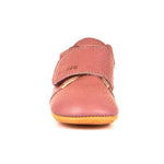 Chausson bébé premiers pas Froddo en cuir rose foncé, avec semelle souple antidérapante et fermeture velcro sur le dessus.