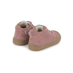 Chaussure premiers-pas pour bébé Pom d'Api en velours rose, avec des lacets élastiques.