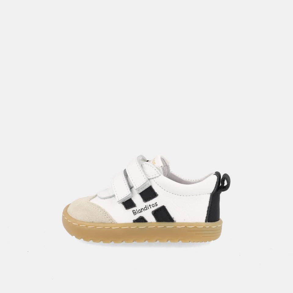 chaussure blanche avec bandes noires, inscription Blanditos sur le côté et semelle épaisse brune.