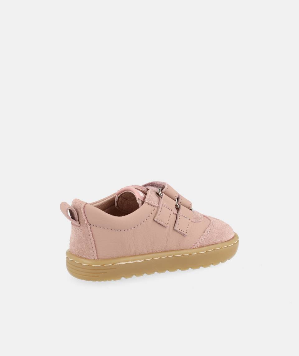 chaussure rose avec bandes blanches, inscription Blanditos sur le côté et semelle épaisse brune
