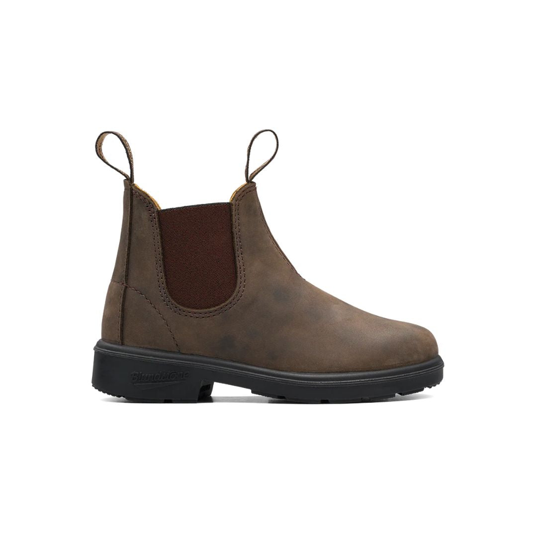Botte pour enfants de chez Blundstone en brun rustique, avec la semelle noire.