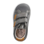 Chaussure pour enfant Ricosta en cuir gris et jaune moutarde, avec deux attaches velcros.