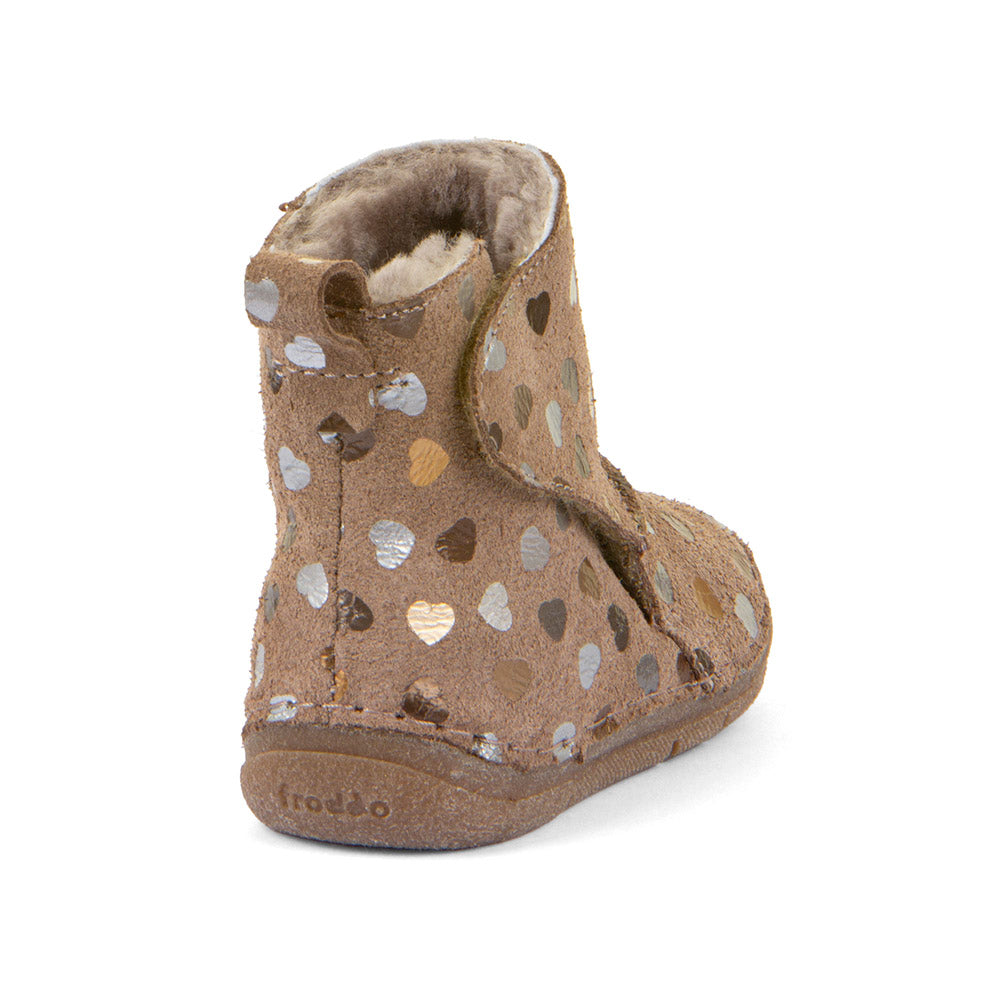 Botte d'hiver pour bébé brune de chez Froddo avec des coeurs argentés et une attache velcro.