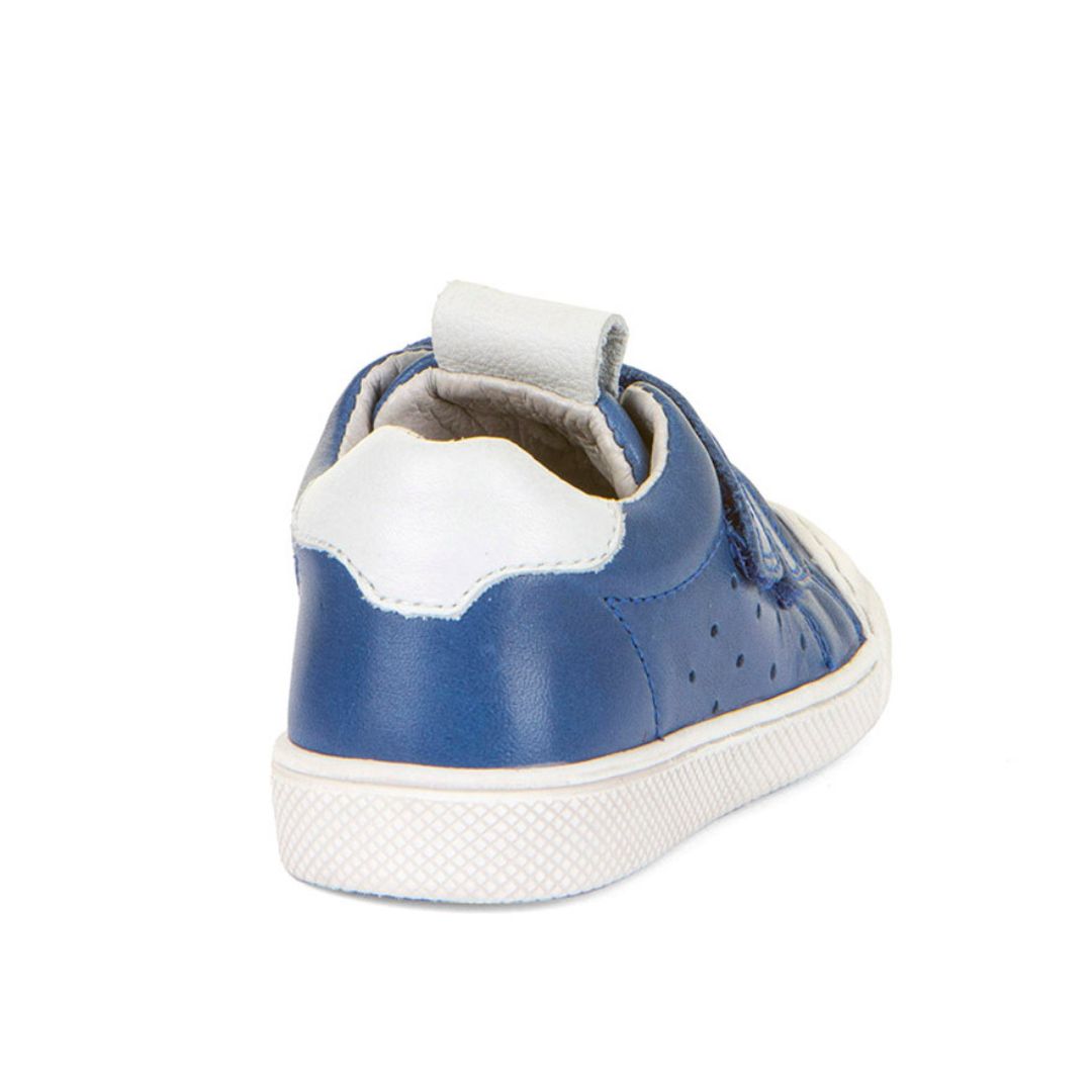 Chaussure pour la garderie et l'école facile à mettre, avec deux velcros ajustables, bleu et blanc, pour garçon.
