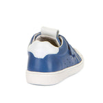 Chaussure pour la garderie et l'école facile à mettre, avec deux velcros ajustables, bleu et blanc, pour garçon.