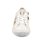 Chaussure confortable pour fille de couleur blanche avec motif brillant, comportant à la fois des lacets, une fermeture éclair et un velcro, facile à enfiler et excellent soutien. 