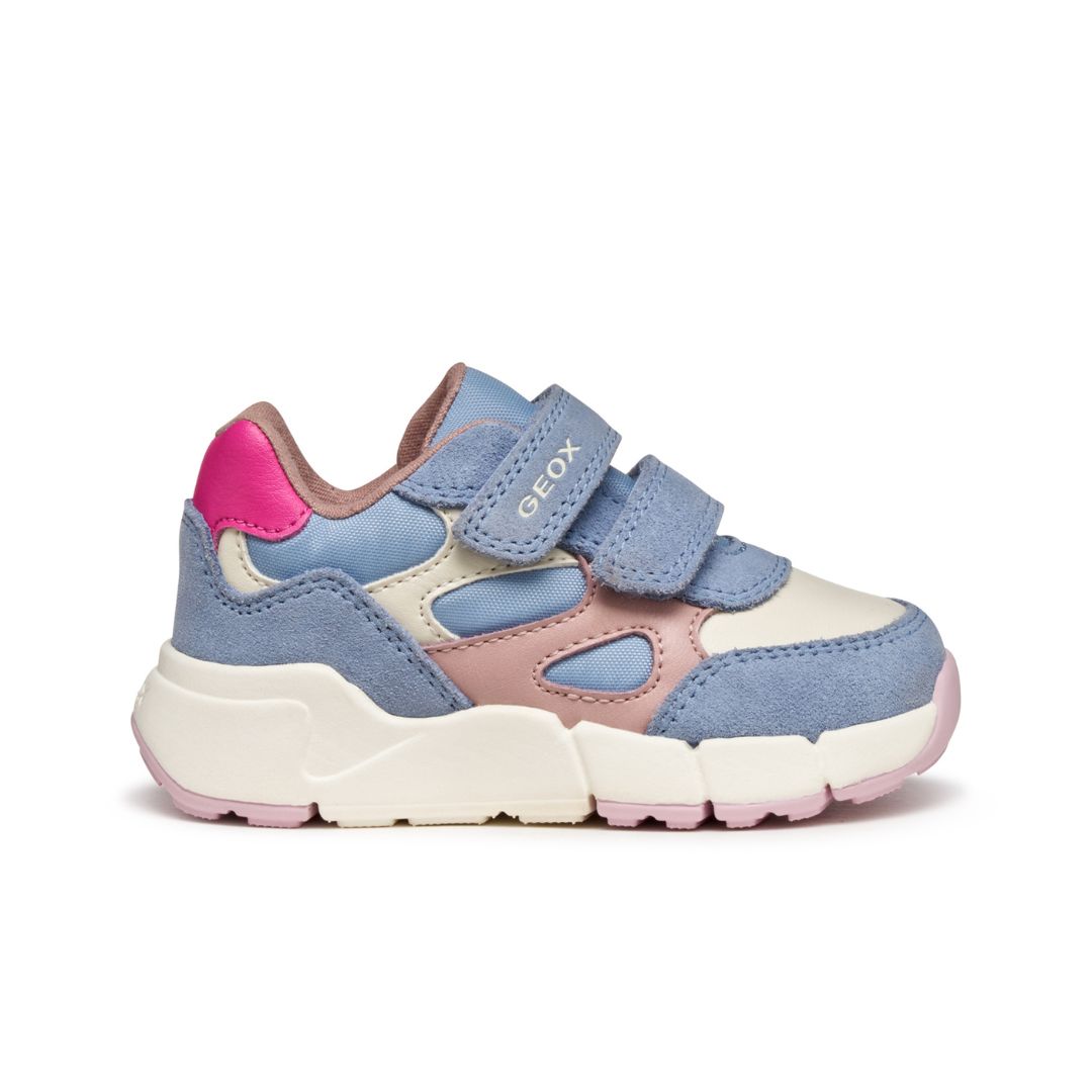 Basket bleu et rose, en bi-matière, avec semelle blanche et fermeture velcro.

