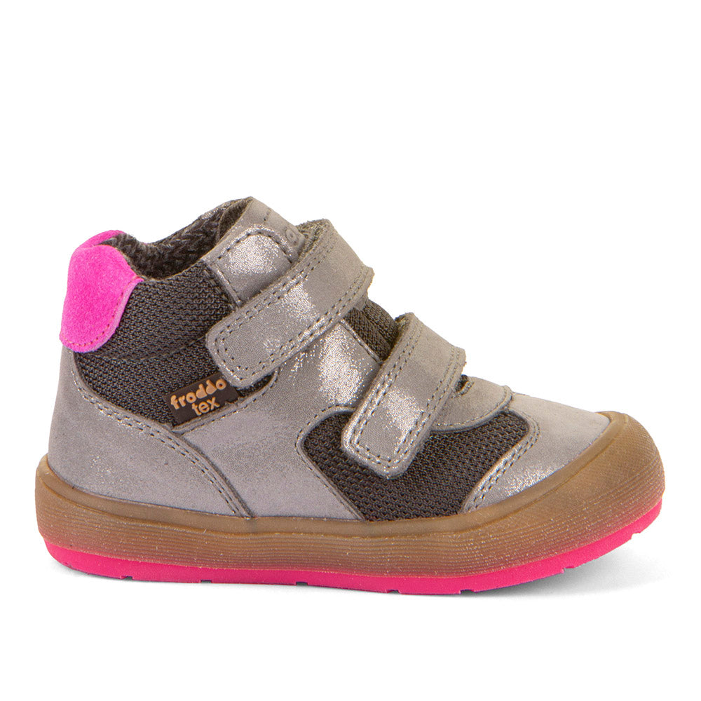 Basket pour enfants Froddo en tri-matière grise et rose, avec deux attaches velcros.
