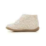 Chaussure pour bébé rose très clair avec petits pois blancs. 