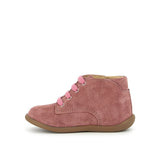 Bottine pour bébés Pom d'Api en cuir nubuck bleu jeans avec des lacets élastiques.