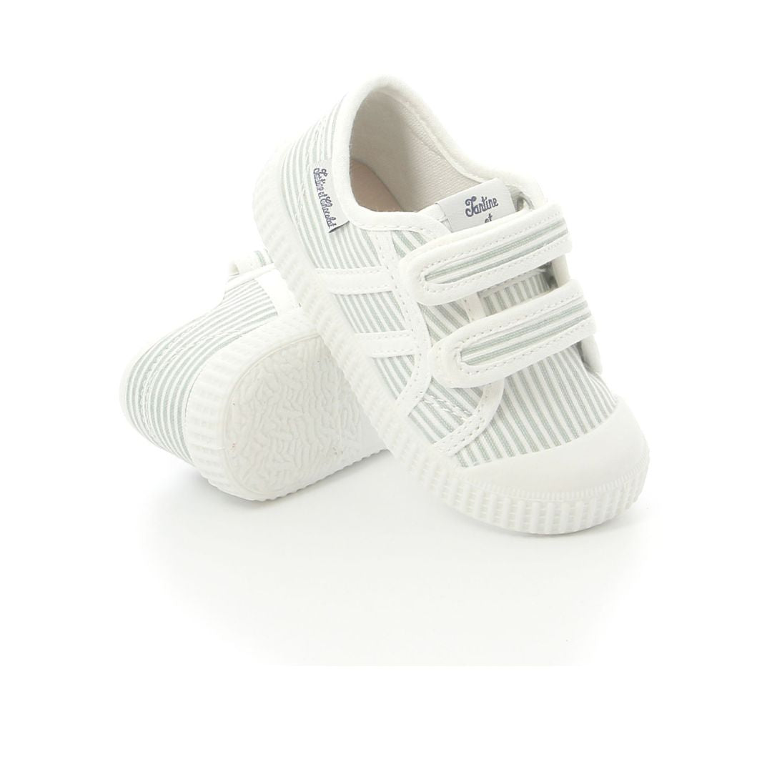 Paire de chaussure rayée couleur vert sauge et blanche à velcro idéale pour enfants