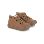 Chaussure premiers-pas pour bébé Pom d'Api en cuir nappa brun, avec des lacets élastiques.