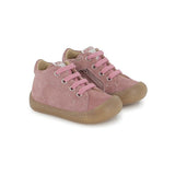 Chaussure premiers-pas pour bébé Pom d'Api en velours rose, avec des lacets élastiques.