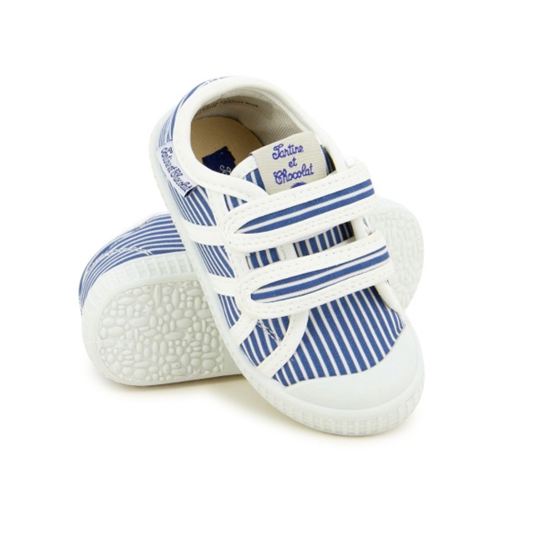 Paire de chaussure rayée bleu et blanche à velcro