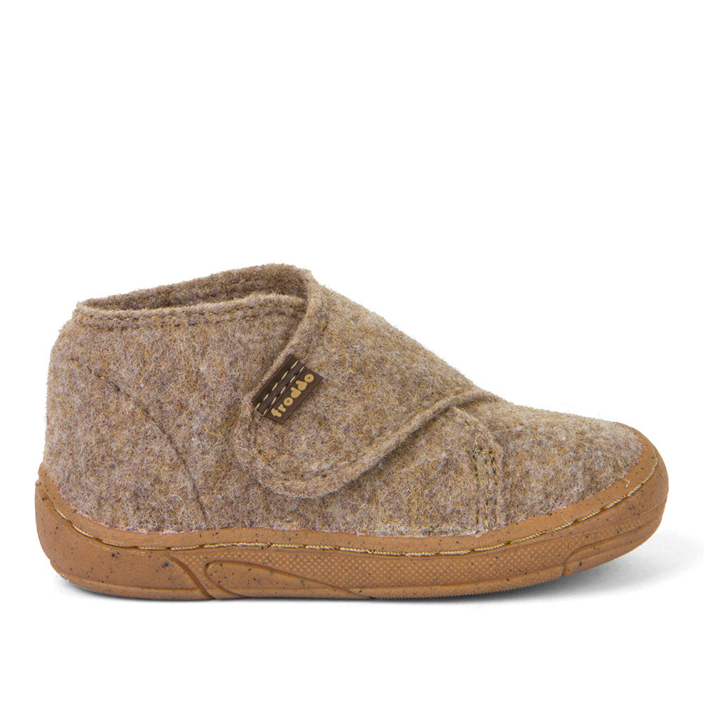 Chausson bébé premiers pas Froddo en laine beige, avec semelle souple antidérapante, bout renforcé et fermeture velcro.
