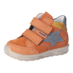 Chaussure pour enfants de Ricosta en cuir orange avec une étoile grise sur le côté et deux attaches velcros.