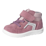 Basket montante pour enfant Ricosta rose, avec une fermeture velcro et des lacets élastiques.