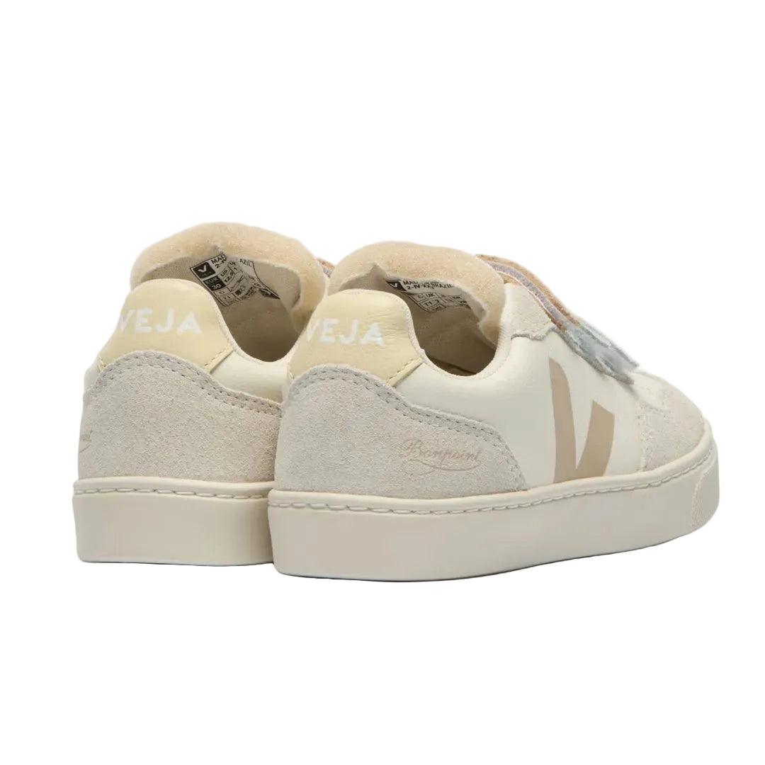 Chaussure beige, avec trois velcros, orange et bleu. Collaboration avec la marque de luxe BonPoint