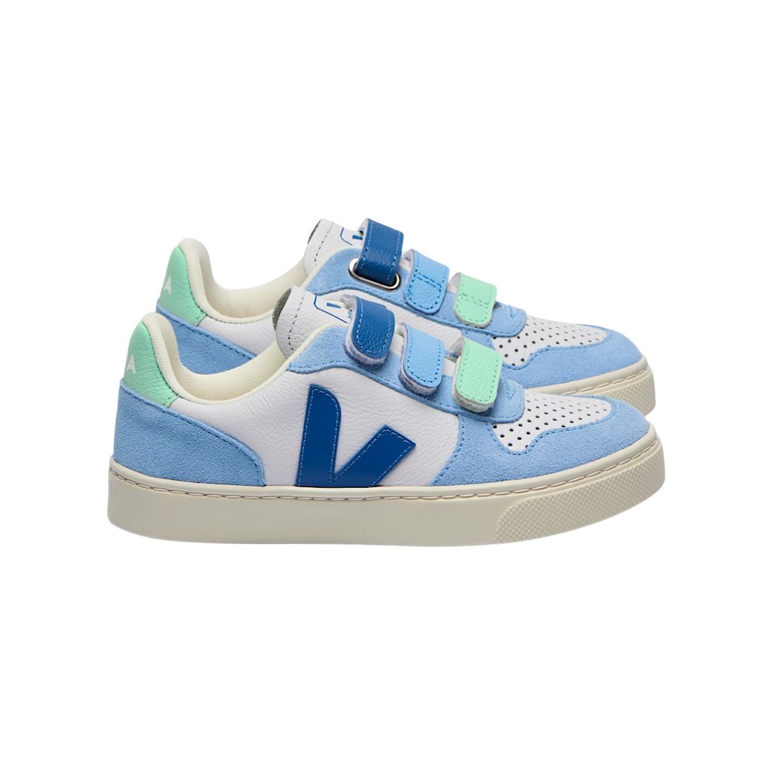 Chaussure enfant bleu, turquoise et blanche, avec trois velcros et semelle blanche.