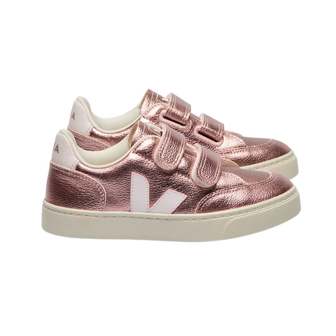 Chaussure enfant rose métallique, avec deux velcros et semelle blanche.