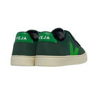 L'arrière de sneakers Veja pour enfant, vert ton sur ton. 