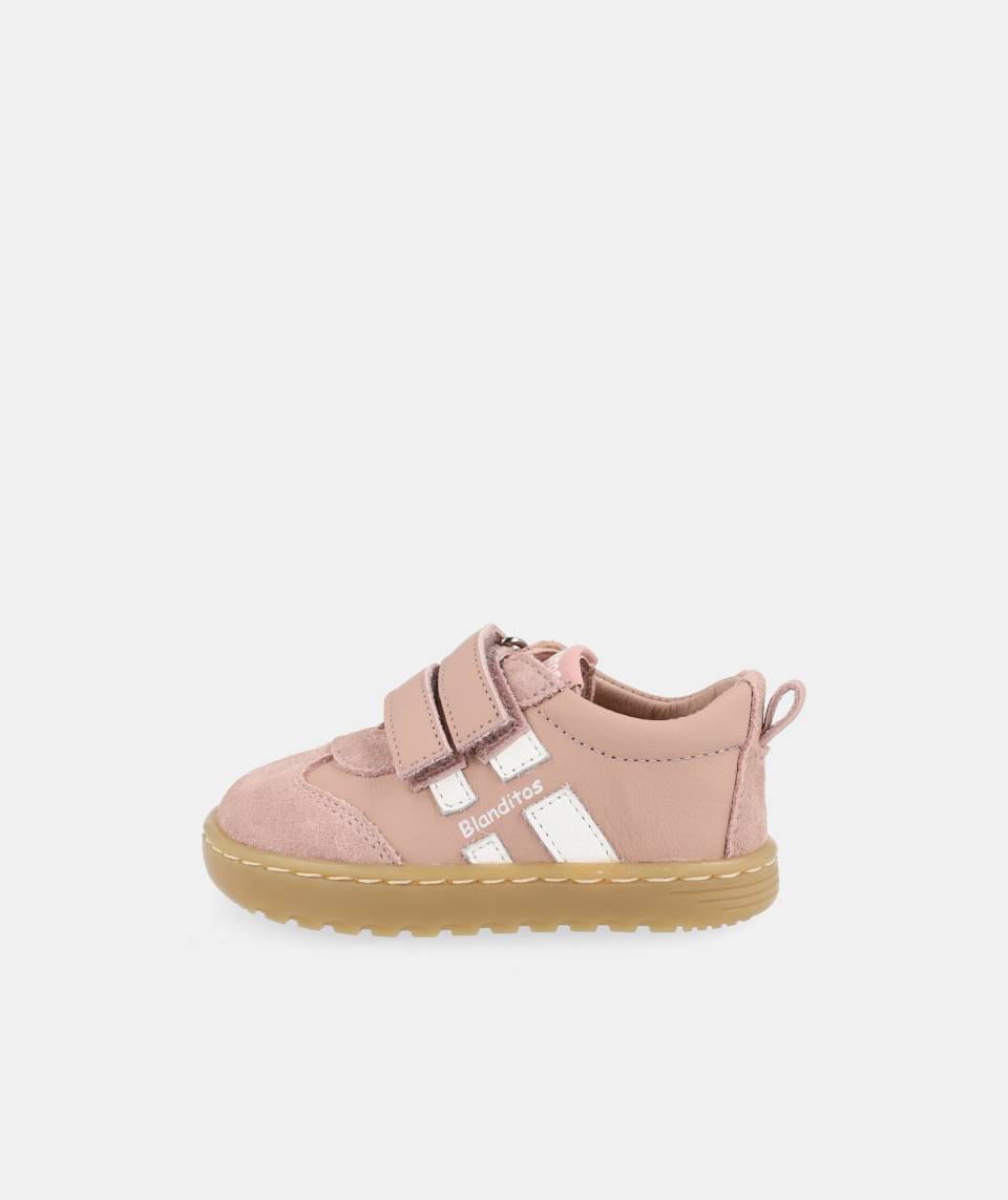 chaussure rose avec bandes blanches, inscription Blanditos sur le côté et semelle épaisse brune