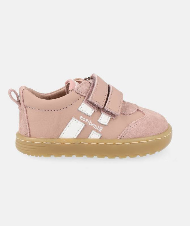 chaussure rose avec bandes blanches, inscription Blanditos sur le côté et semelle épaisse brune