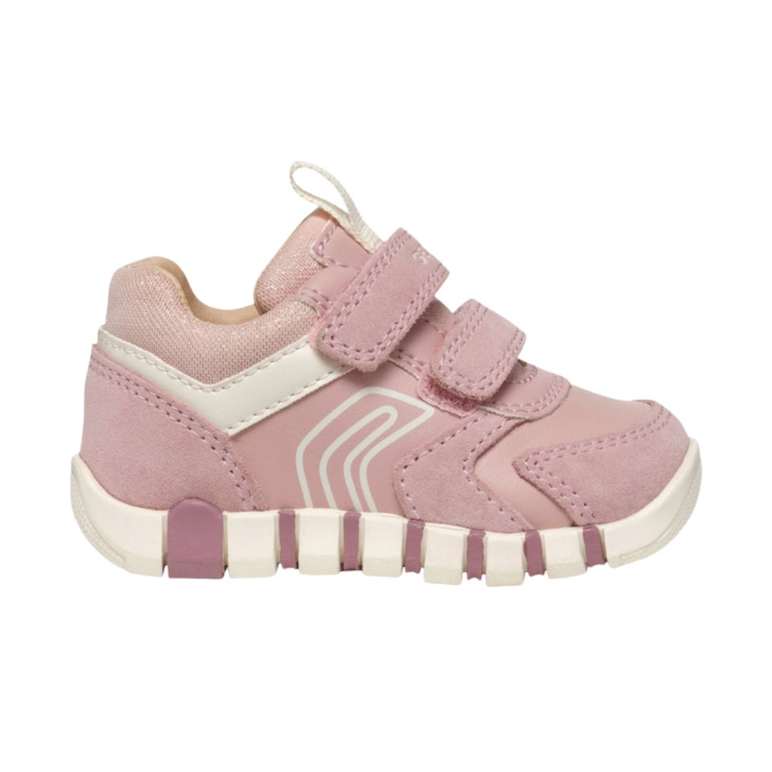 chaussure enfant en bi-matière rose et blanche, avec motifs rayures sur la semelle et fermeture à velcro.