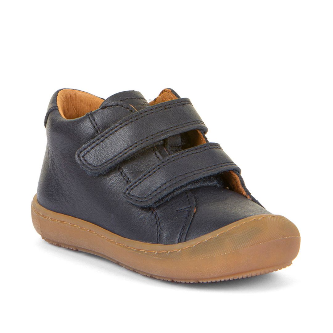 Chaussure souple pour les premiers pas de bébé, en cuir marine avec deux velcros. 