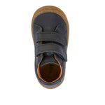Chaussure avec semelle en catouchouc souple pour les premiers pas de bébé, en cuir marine avec deux velcros. 