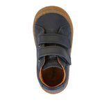 Chaussure avec semelle en catouchouc souple pour les premiers pas de bébé, en cuir marine avec deux velcros. 