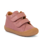 Chaussure Froddo idéale pour les premiers pas de bébé. Dans un rose unie, avec deux velcros, bout des orteils protégés. 