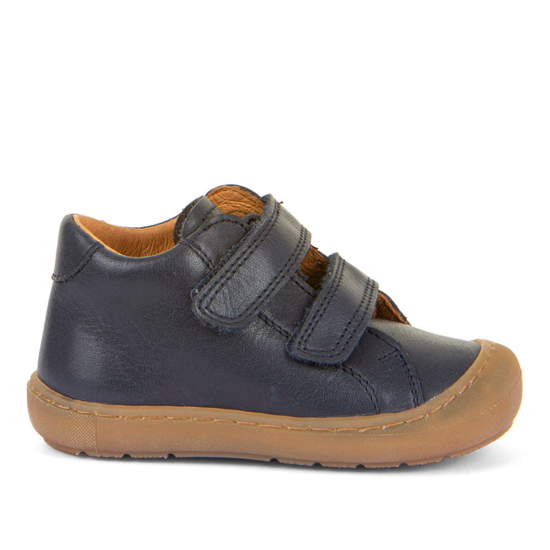 Chaussure souple pour les premiers pas de bébé, en cuir marine avec deux velcros. Avec protection des orteils.  